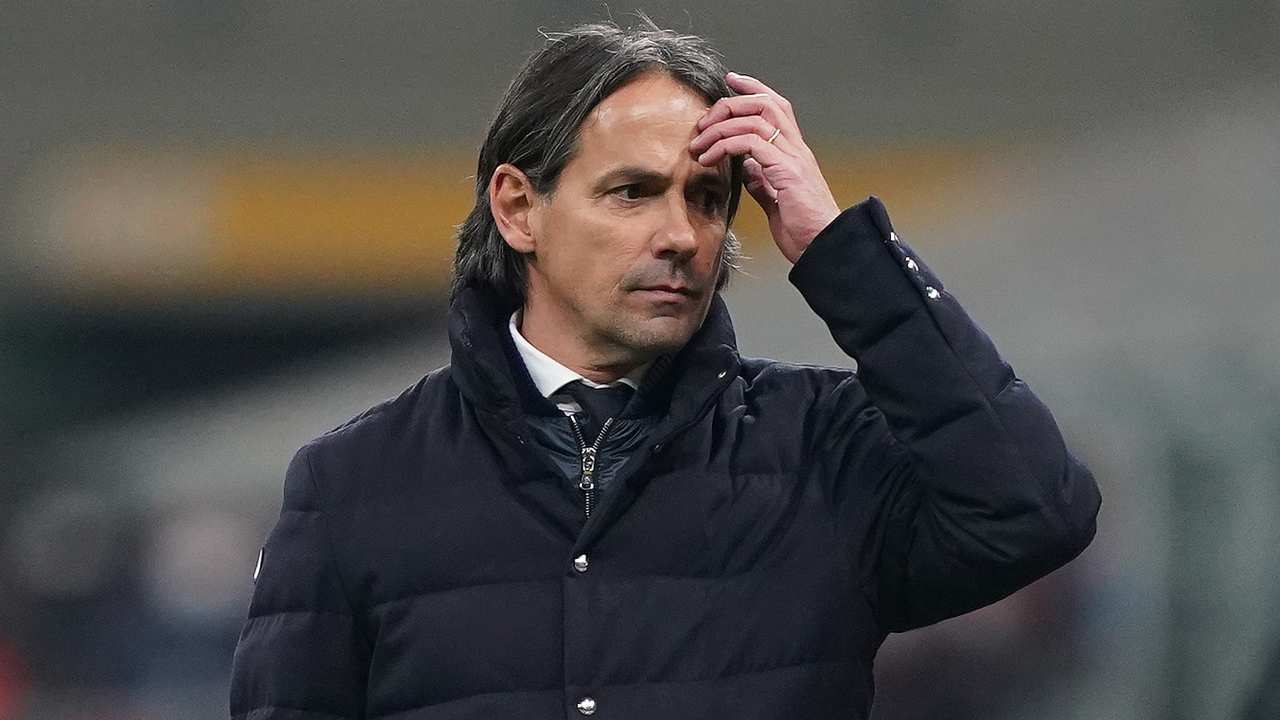 Inzaghi si tocca il viso preoccupato Inter