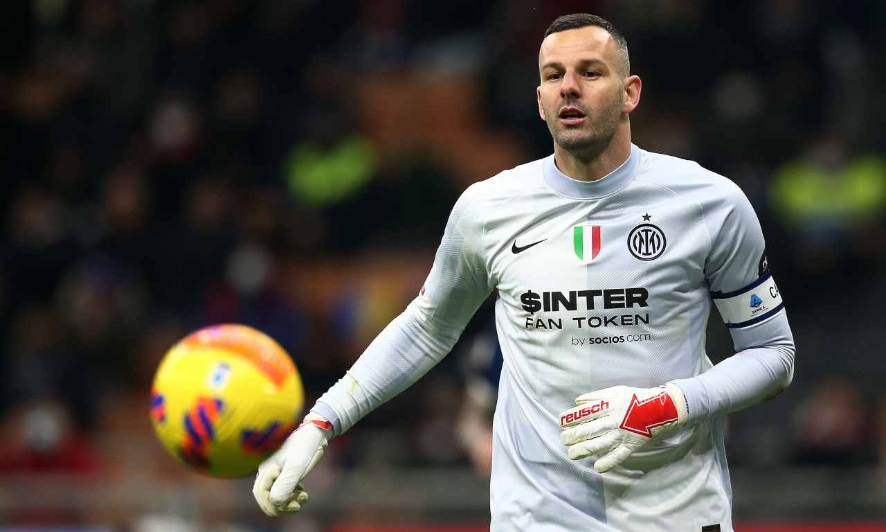 Handanovic guarda il pallone