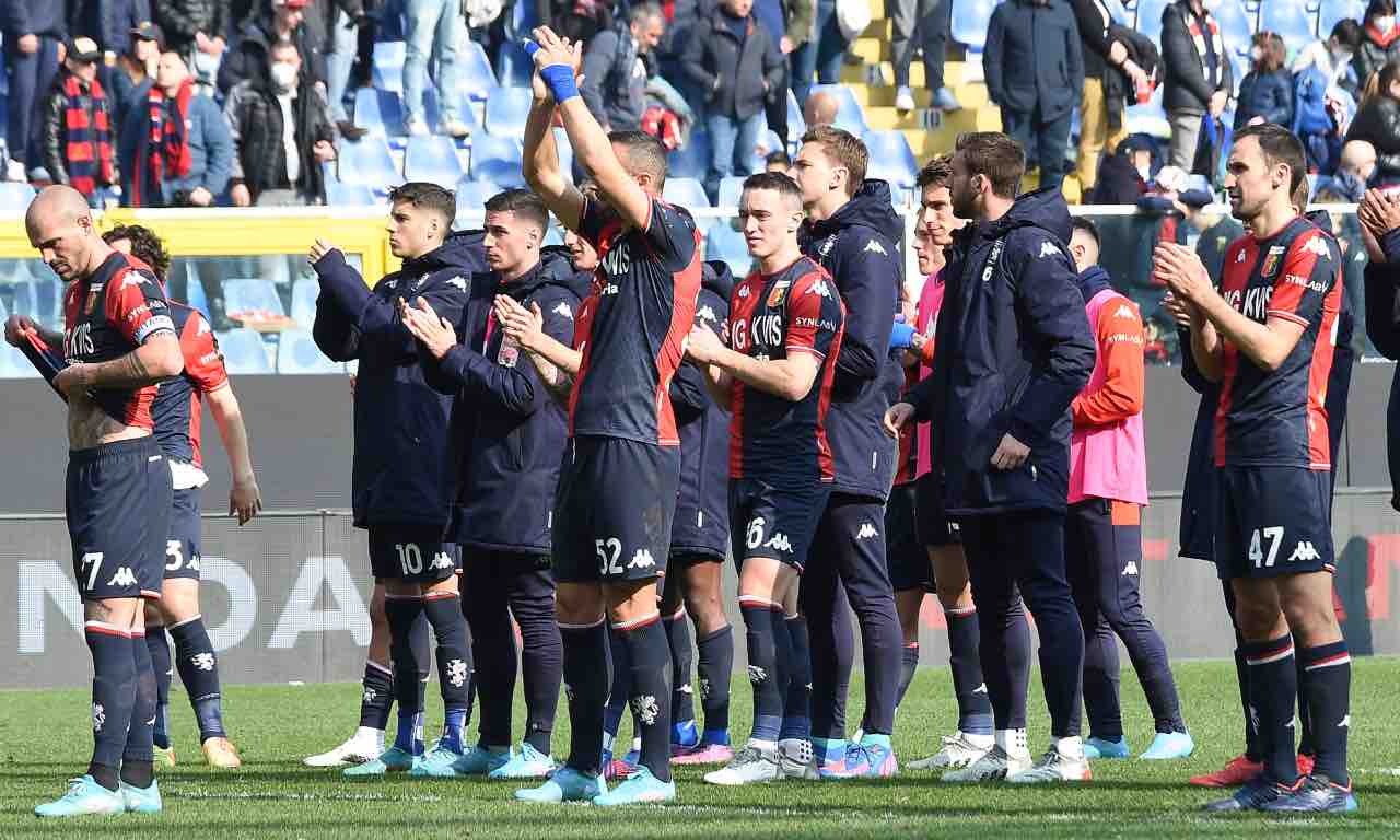 I giocatori del Genoa applaudono ai tifosi