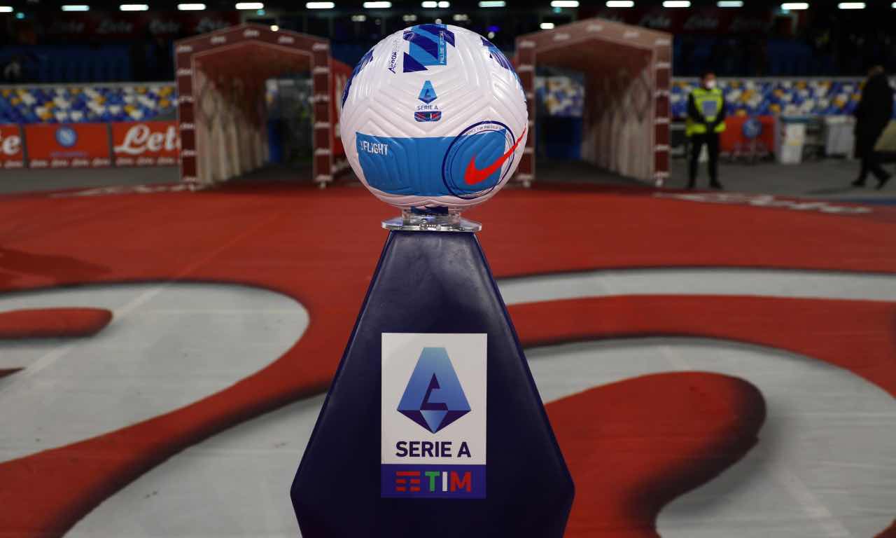 Il pallone di Serie A esposto in Napoli-Milan