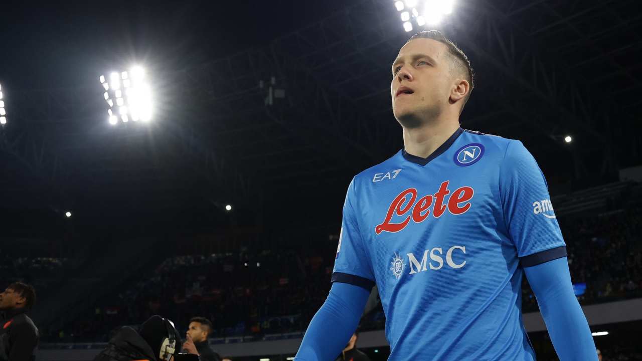 Zielinski entra in campo concentrato Napoli