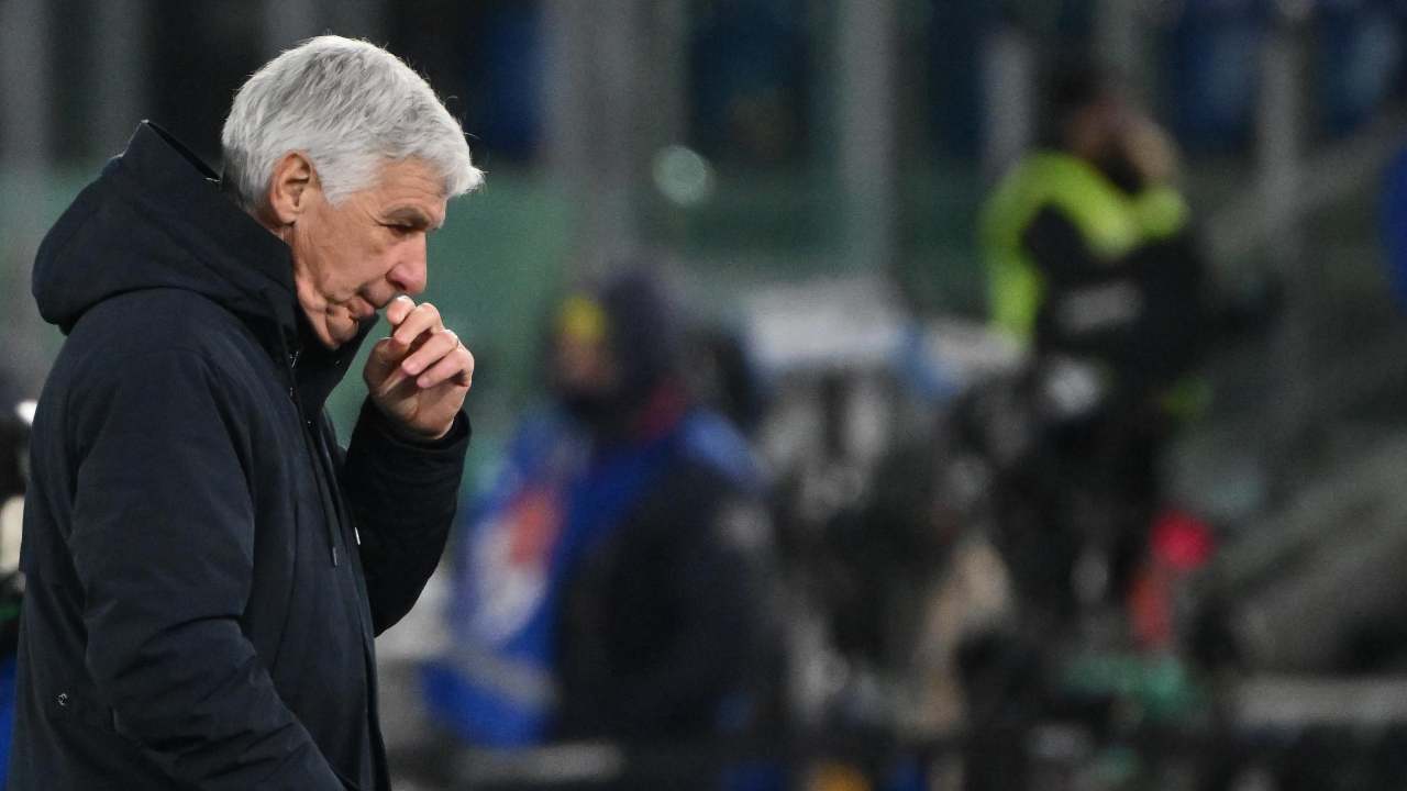 Gasperini guarda a terra pensieroso Atalanta 