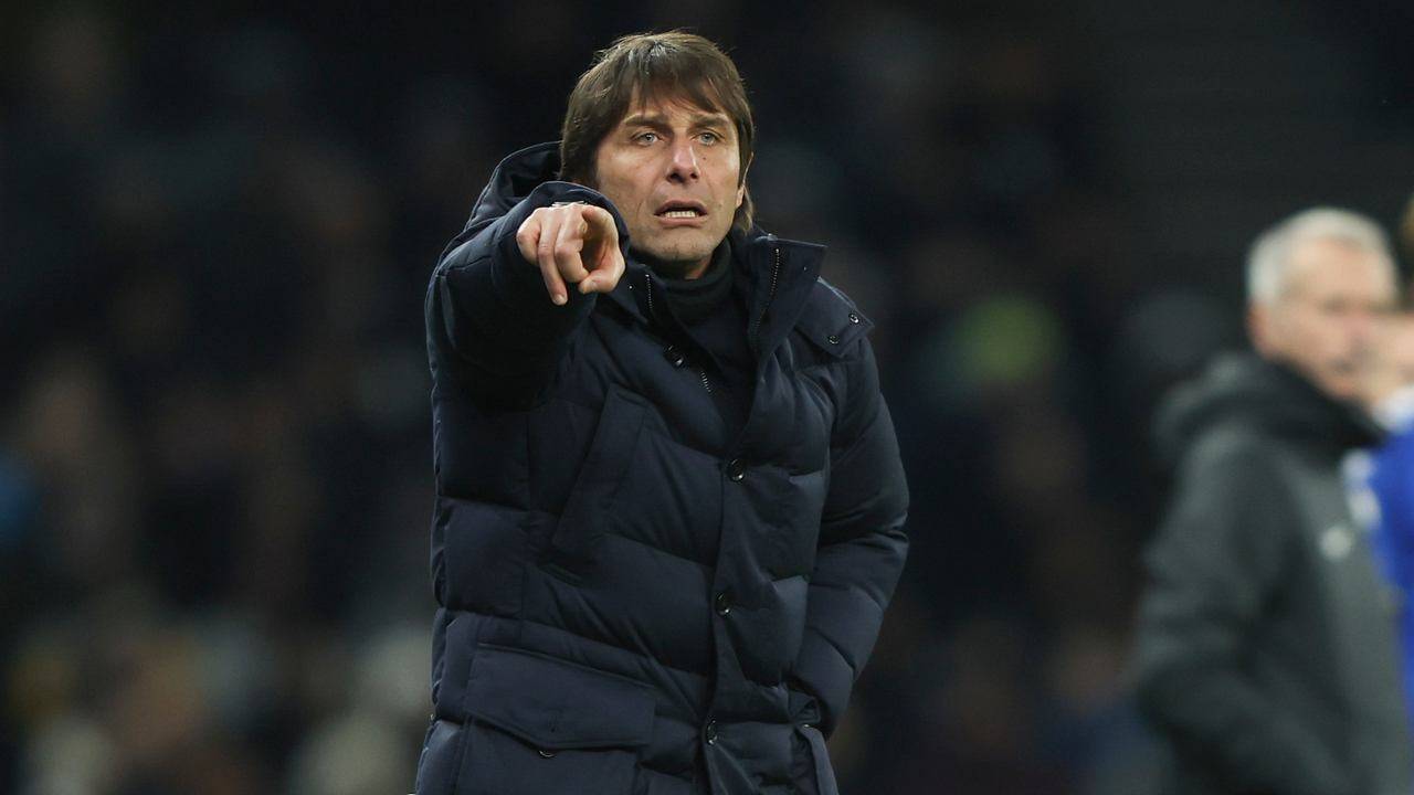 Conte indica davanti a sé Tottenham