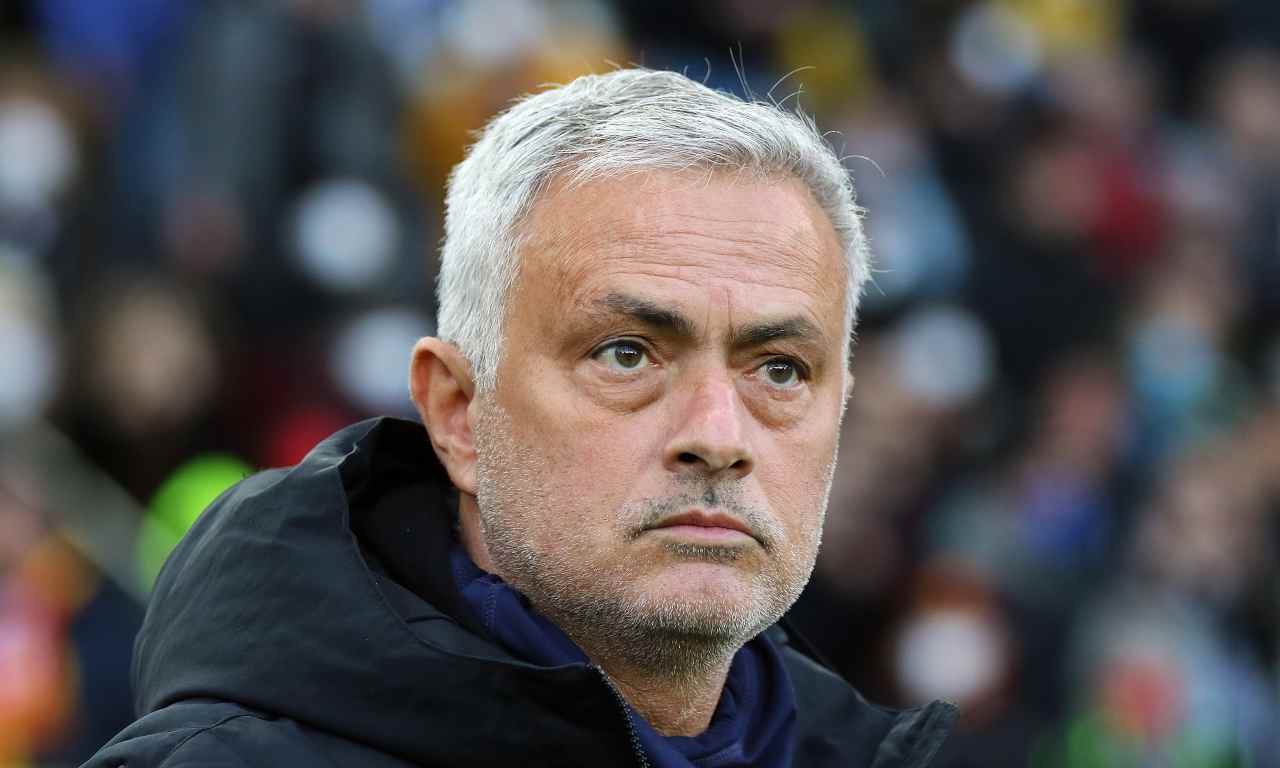 Mourinho pensieroso 