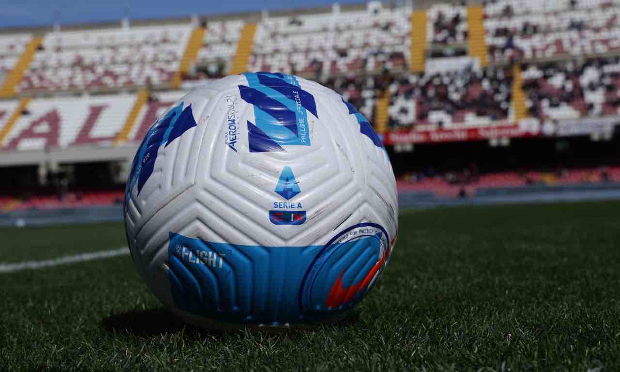 Pallone di Serie A schierato in campo