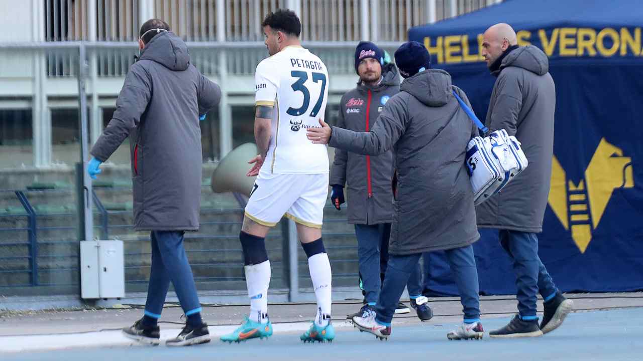 Andrea Petagna esce dal campo