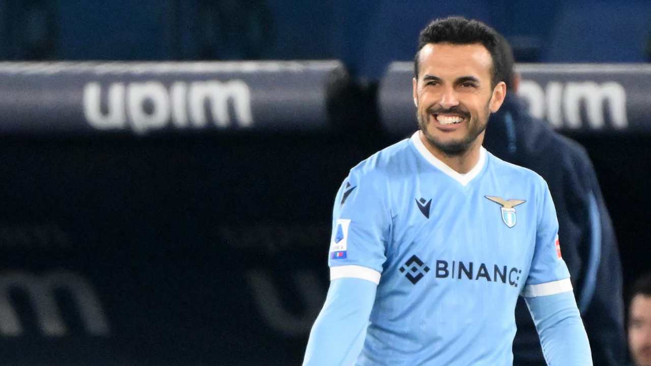Pedro sorride e fa segno con le braccia Lazio