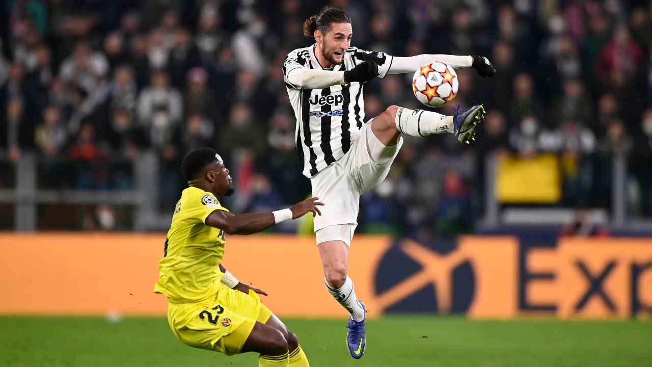 Rabiot salta verso il pallone Juventus
