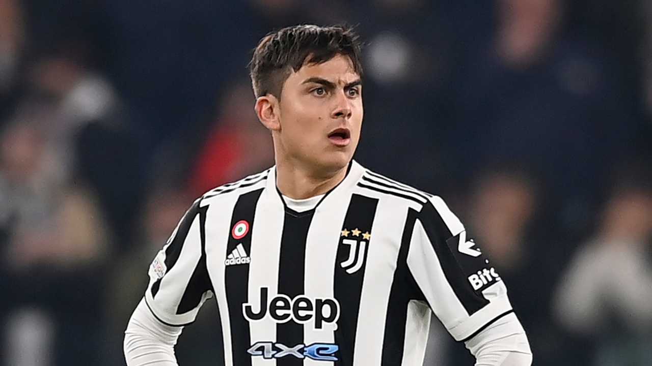 Dybala stupito guarda di lato Juventus