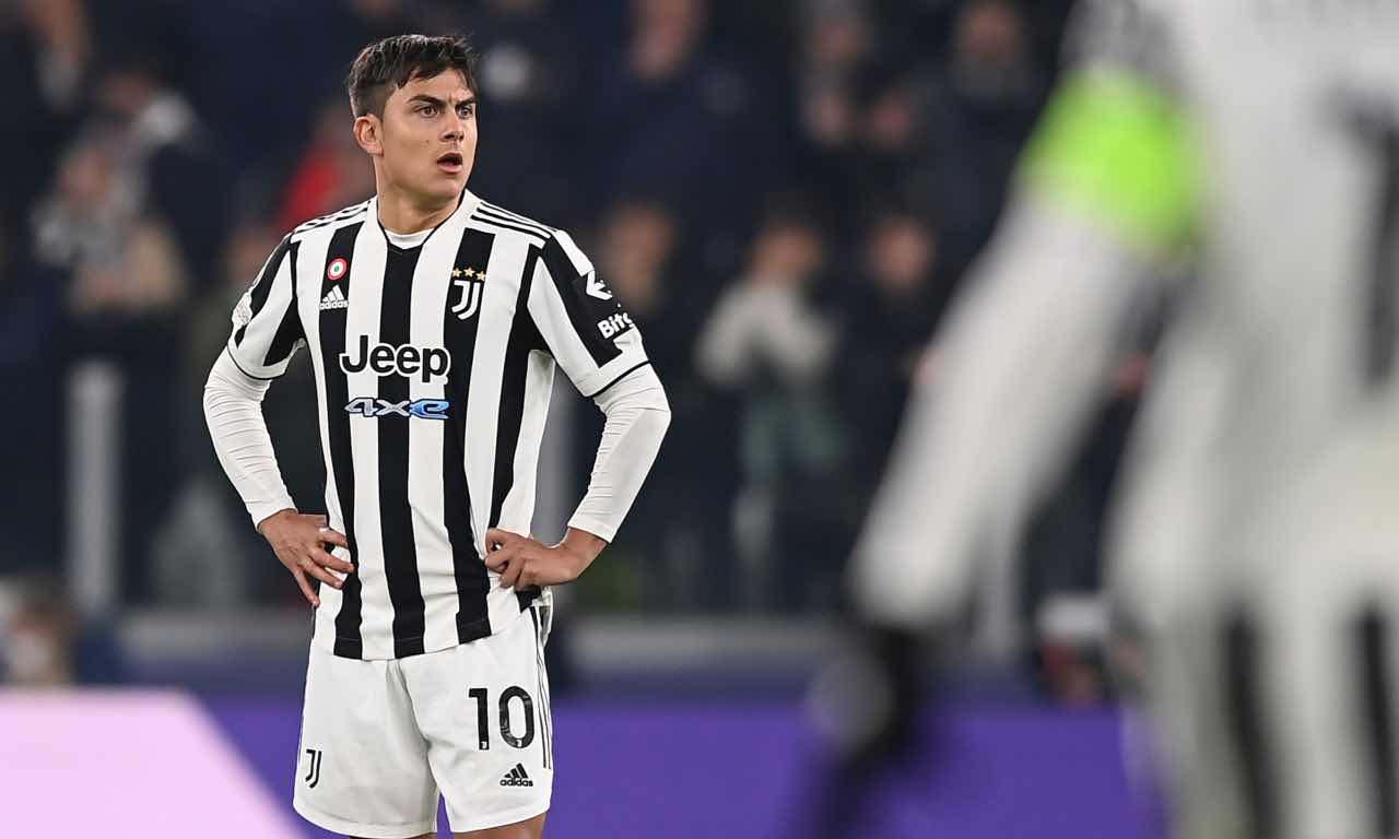 Dybala pensieroso in campo