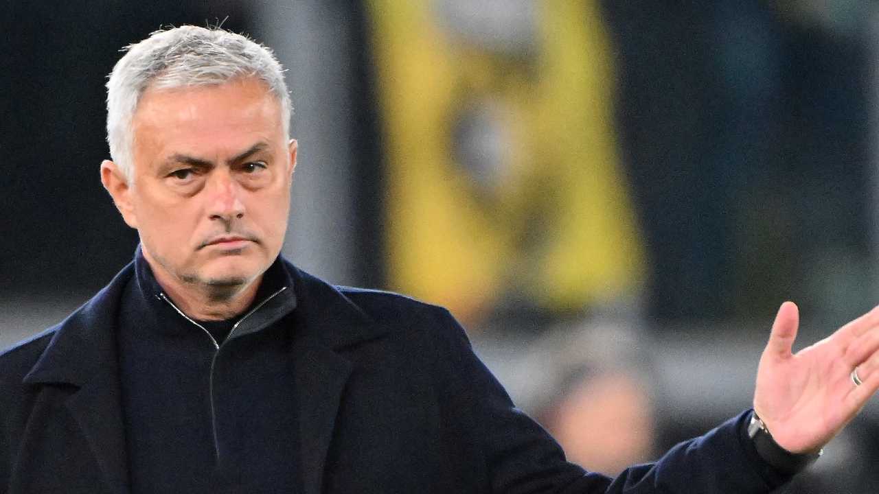 Mourinho indica di lato Roma