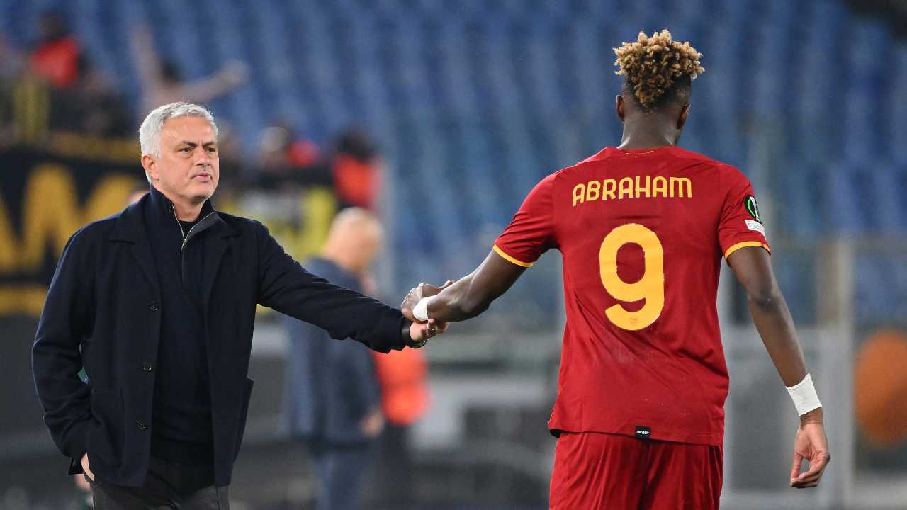 Mourinho e Abraham si danno il cinque Roma