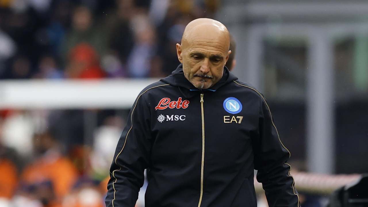 Spalletti sconsolato guarda in basso Napoli