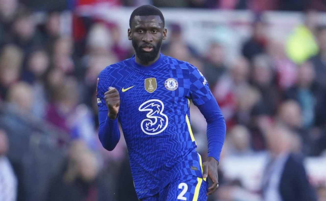 Rudiger che guarda il pallone 