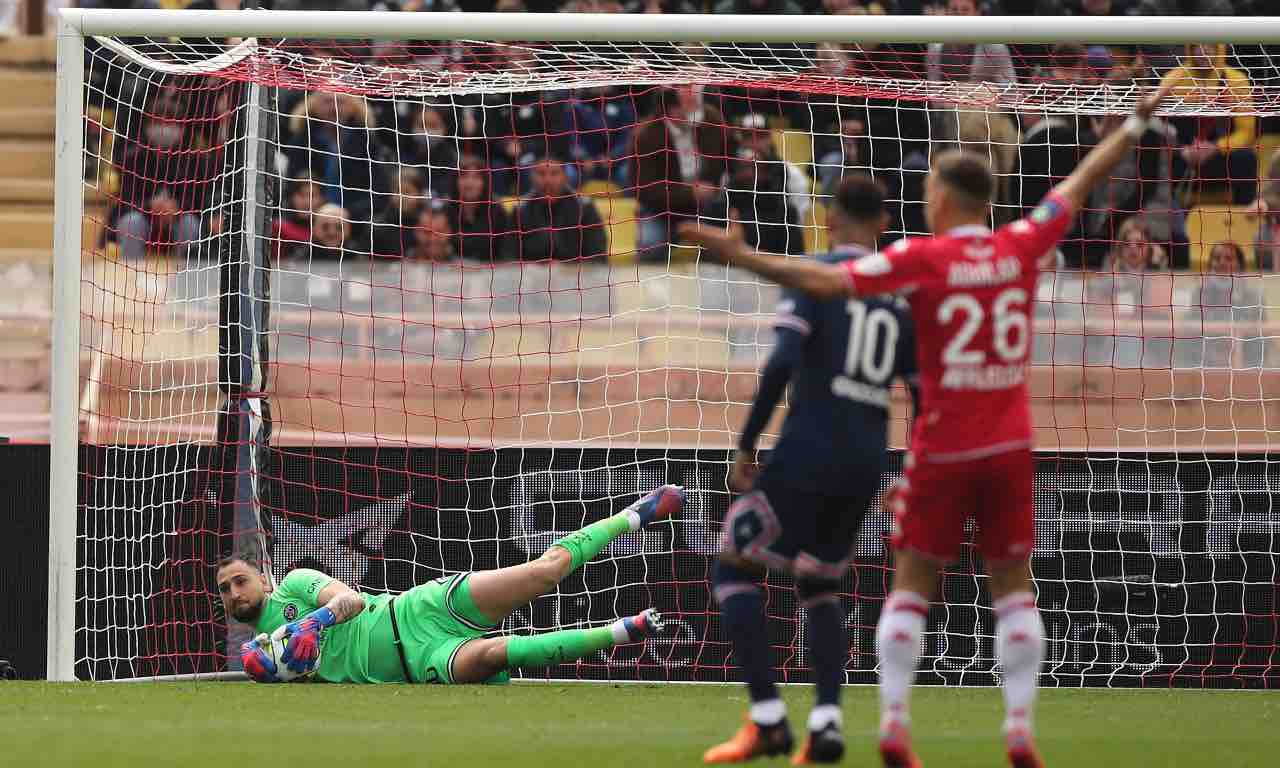 Una parata di Donnarumma durante Monaco-PSG