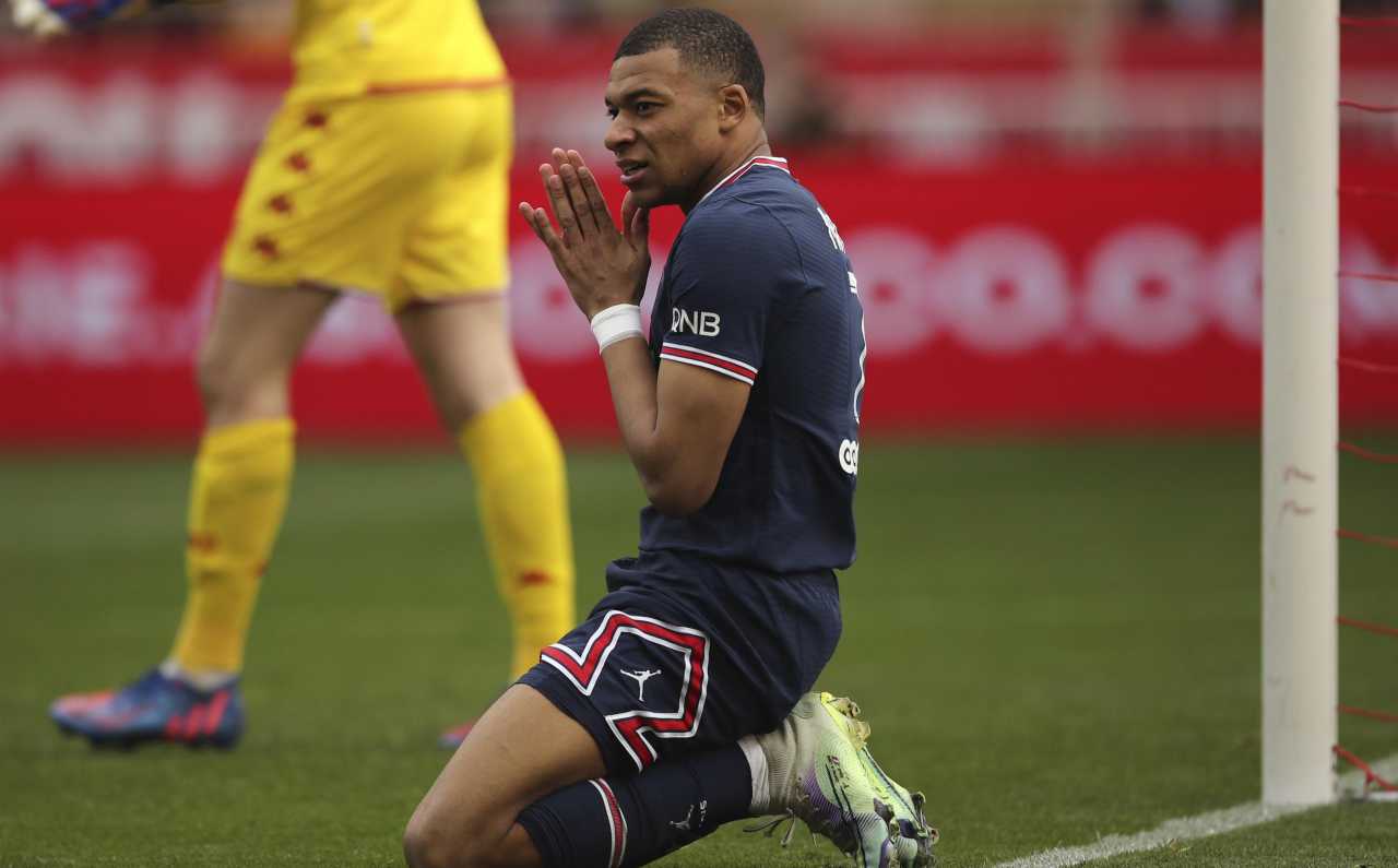 Mbappé si dispera 