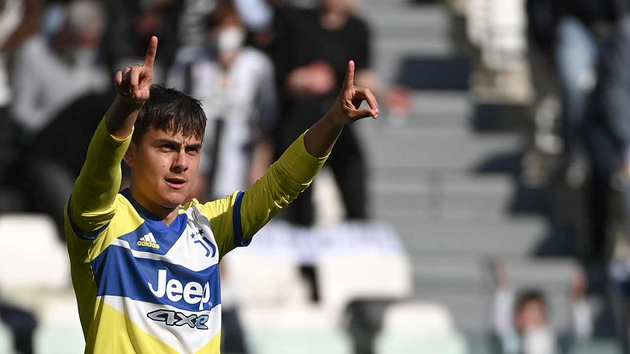 Dybala alza le braccia ed esulta dopo il gol Juventus