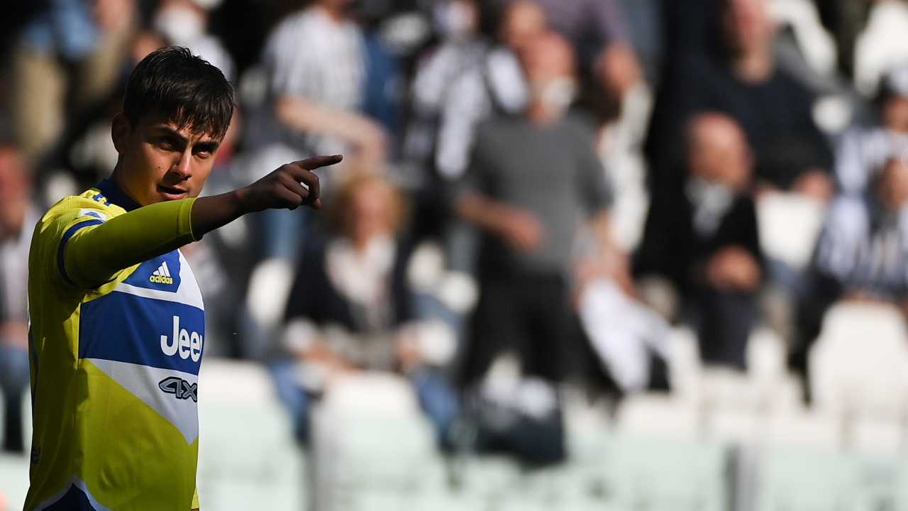 Dybala festeggia per il gol e indica avanti Juventus
