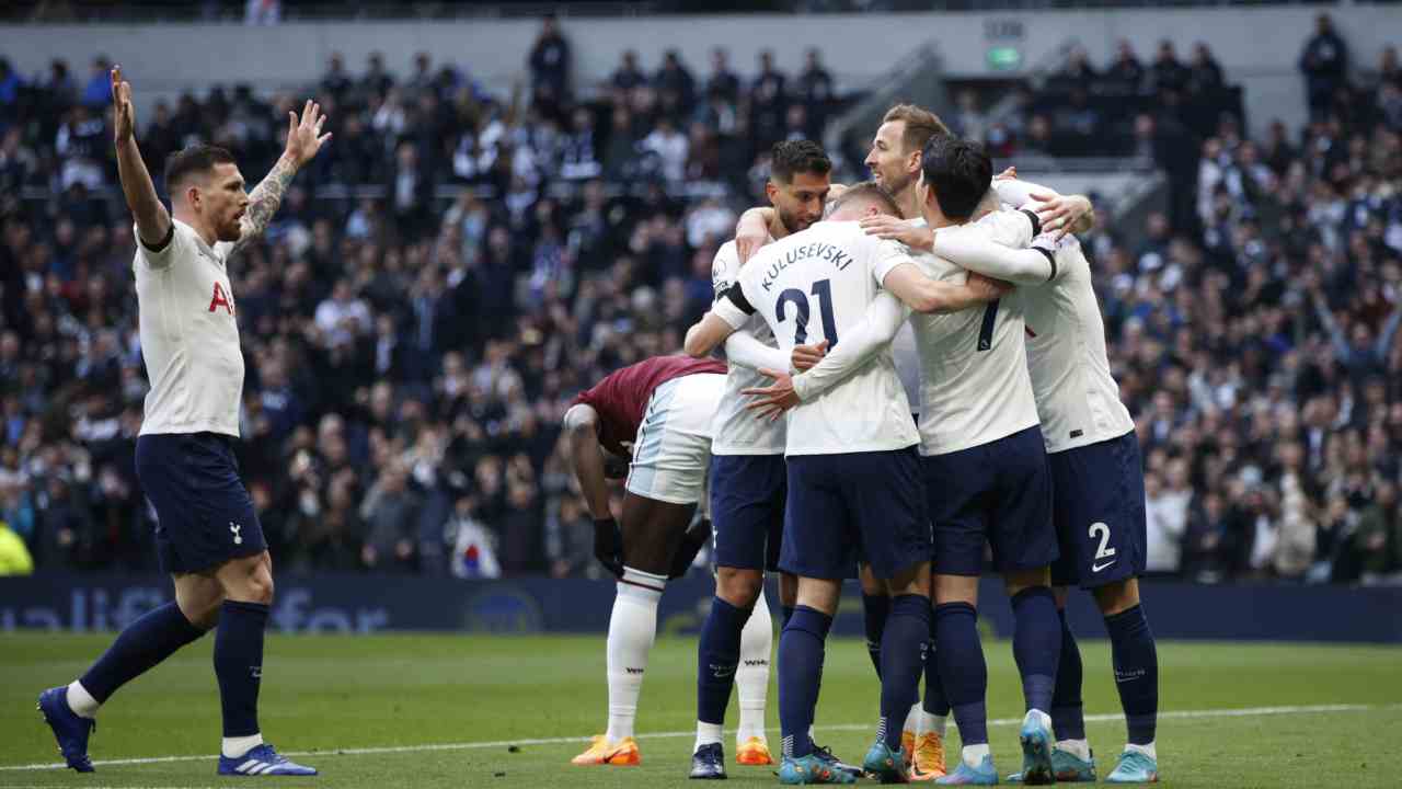 Giocatori Tottenham si abbracciano Premier League