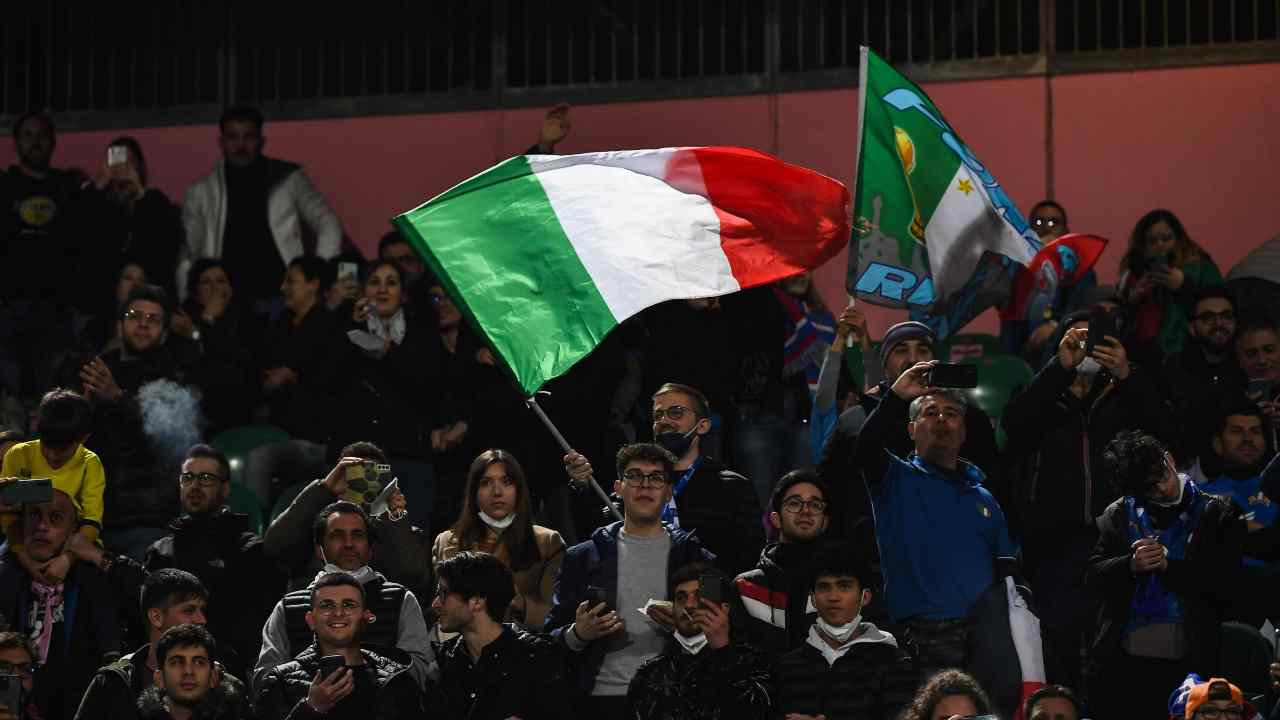 Bandiera Italia e tifosi sugli spalti