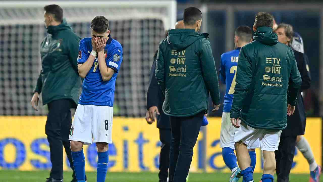 Jorginho con le mani sul volto Italia 