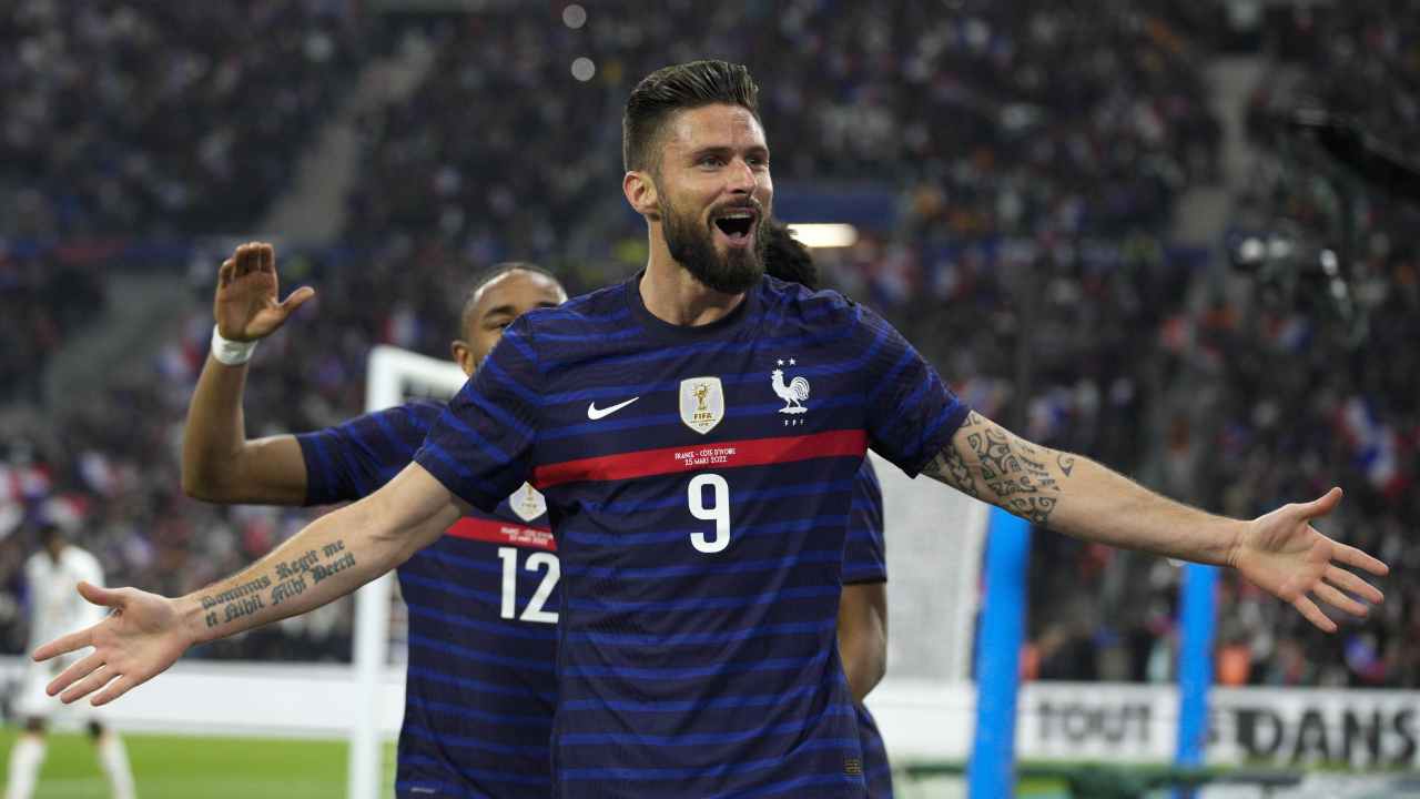 Giroud esulta dopo il gol Milan