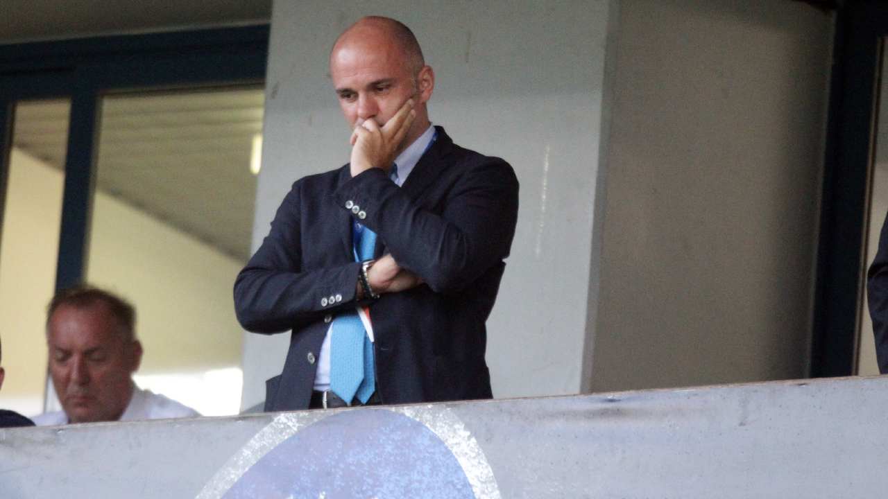 Percassi guarda pensieroso l'Atalanta dalla tribuna