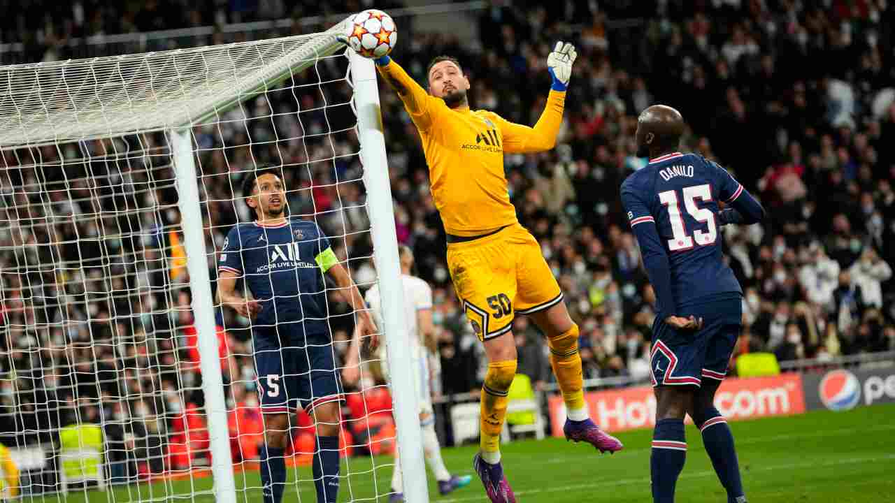 Donnarumma in volo