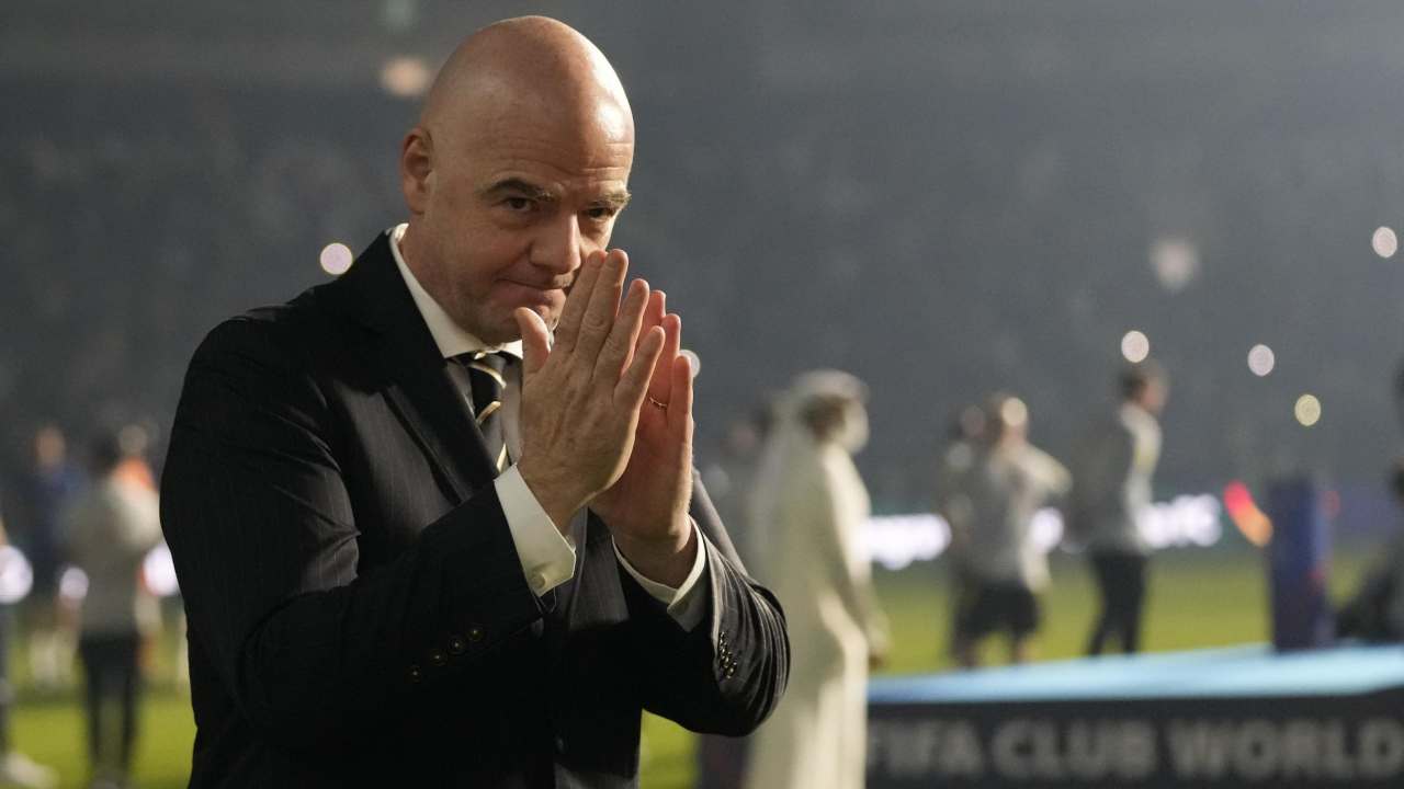 Gianni Infantino applaude