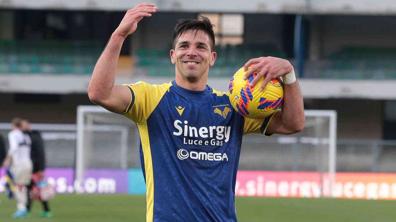 Giovanni Simeone - sorridente - porta a casa il pallone 