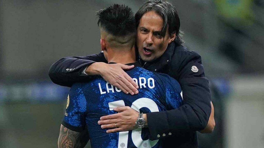 Il tecnico dell'Inter Simone Inzaghi abbraccia Lautaro Martinez