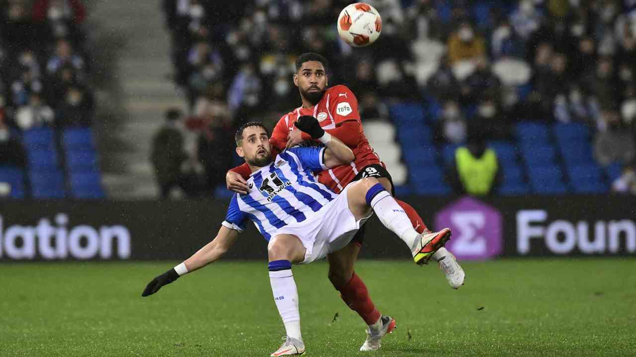 Januzaj contrastato da un avversario