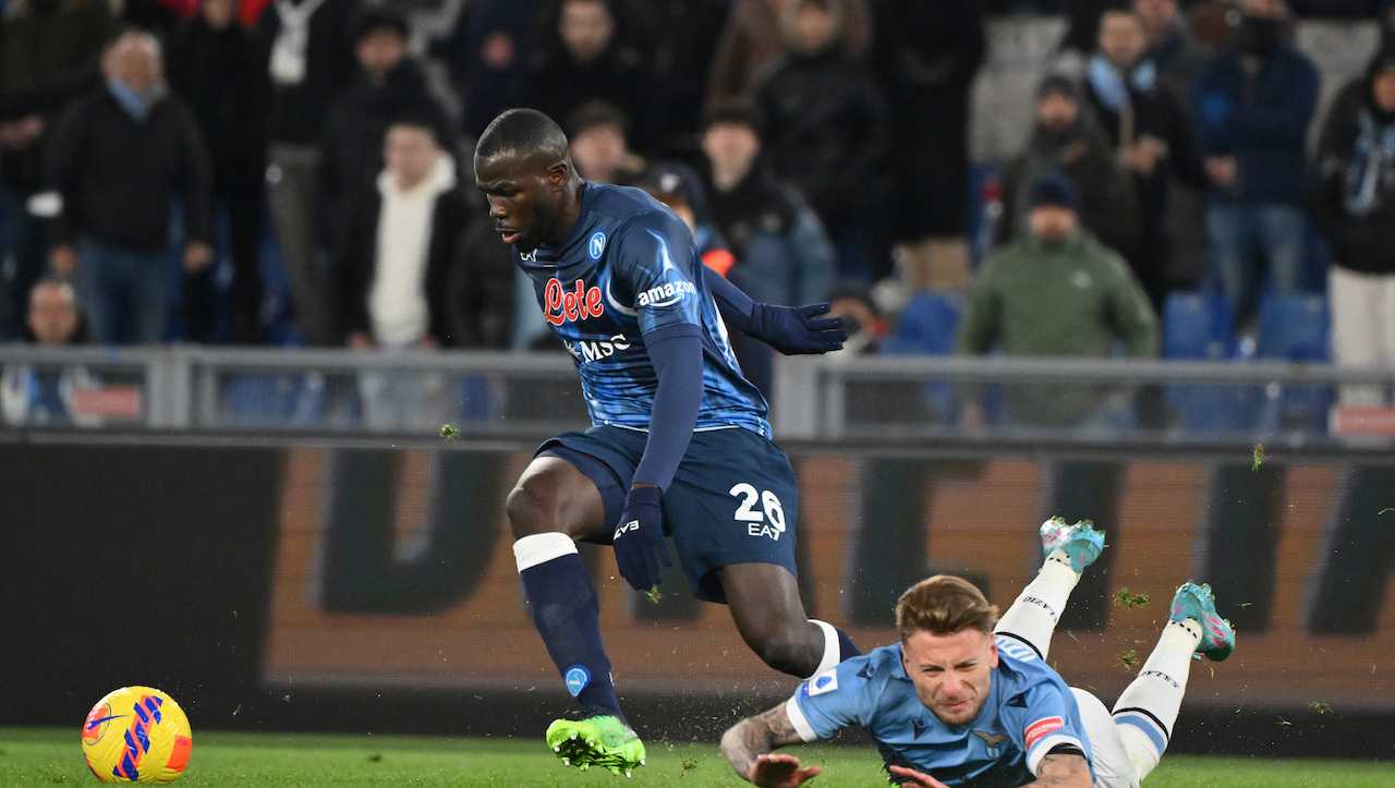 Koulibaly a contrasto con Immobile