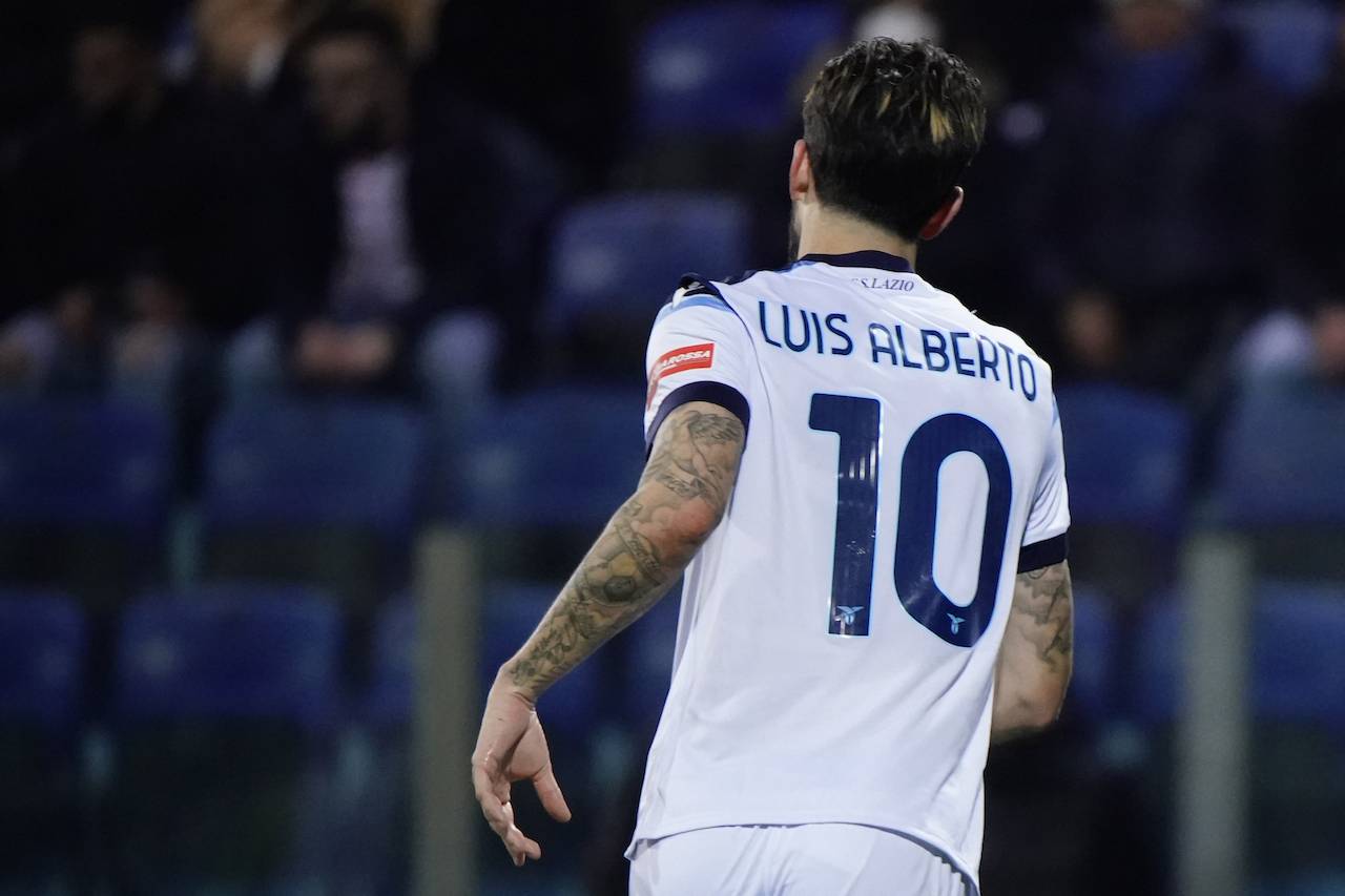 Luis Alberto esulta dopo il gol