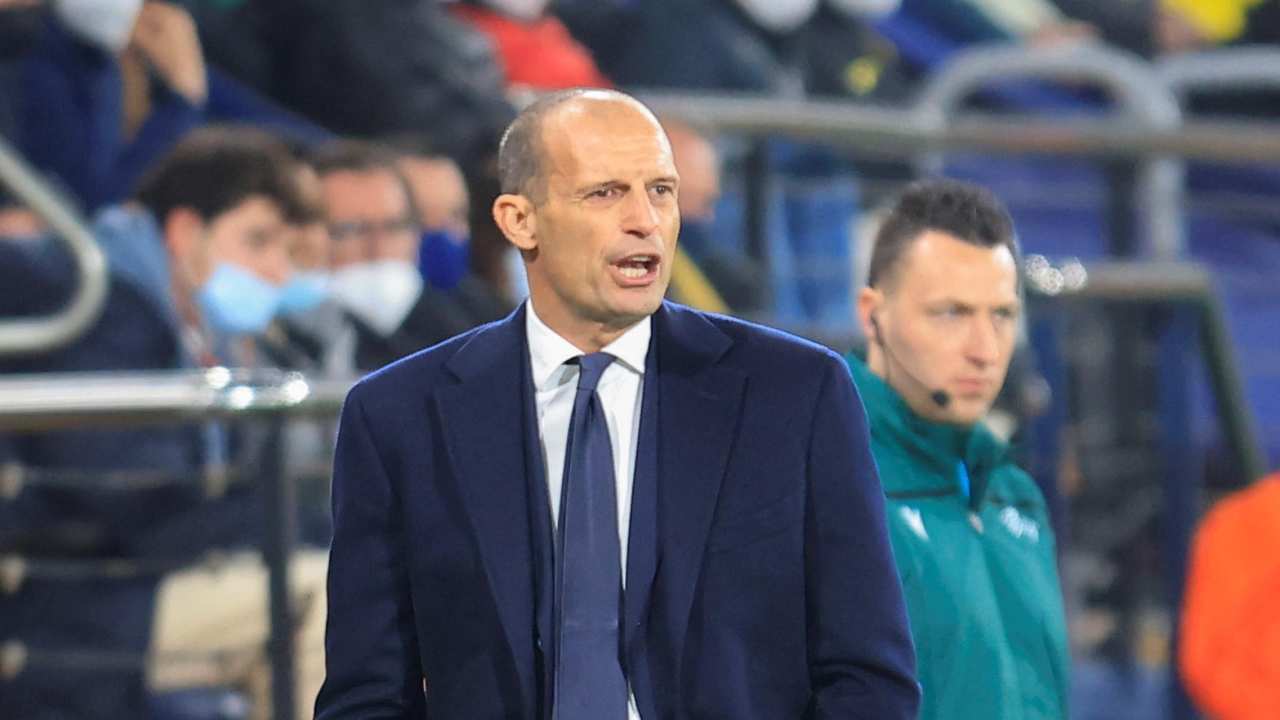 Allegri parla verso il campo Juventus