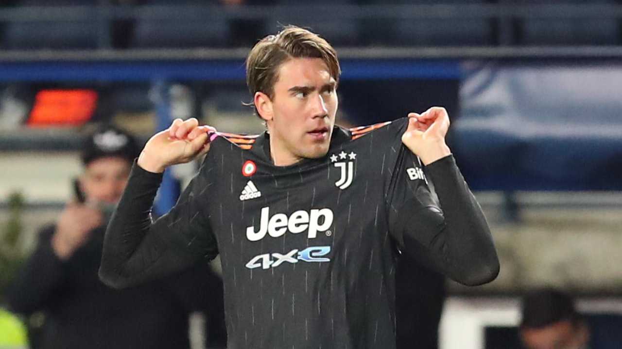 Vlahovic solleva la maglia dalle spalle Juventus