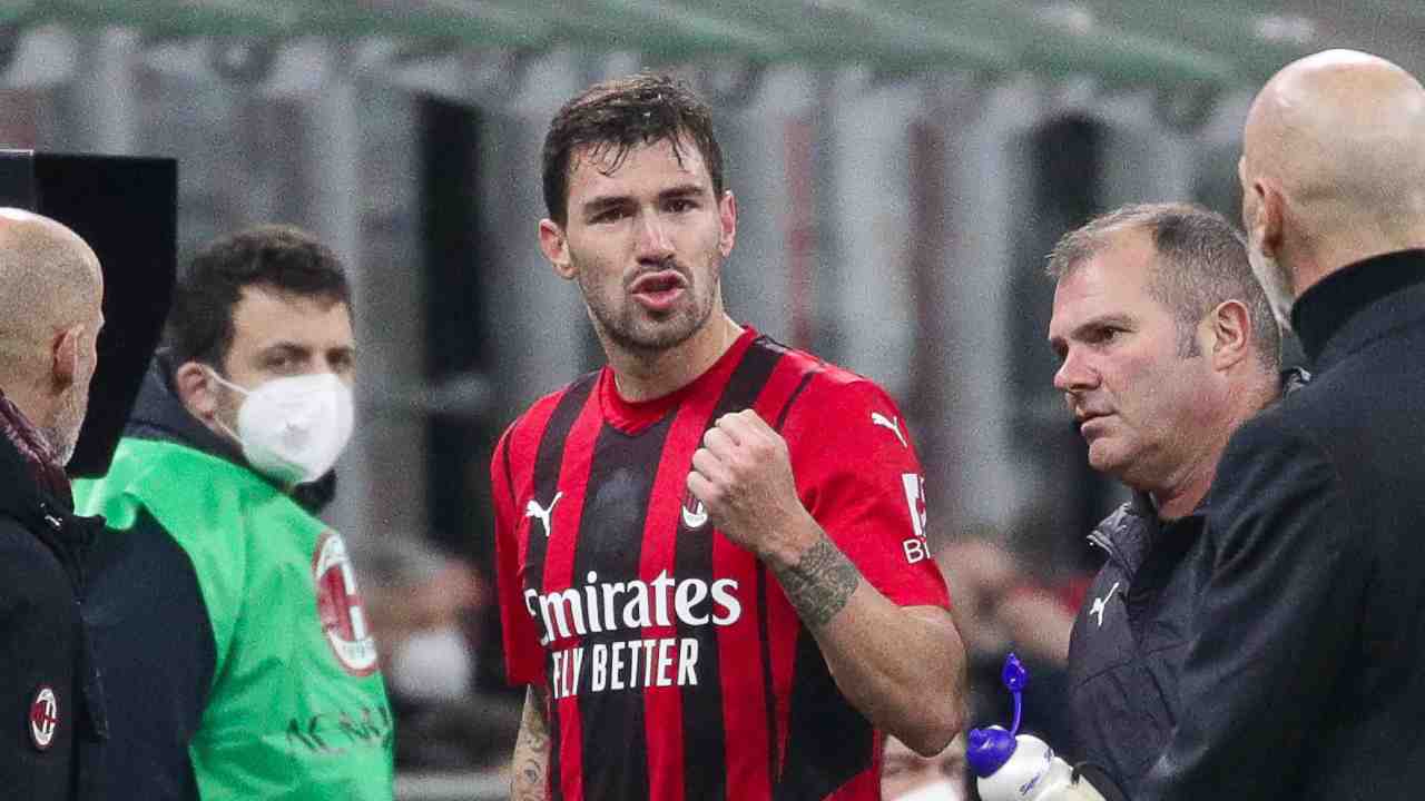 Romagnoli parla con Pioli di spalle Milan