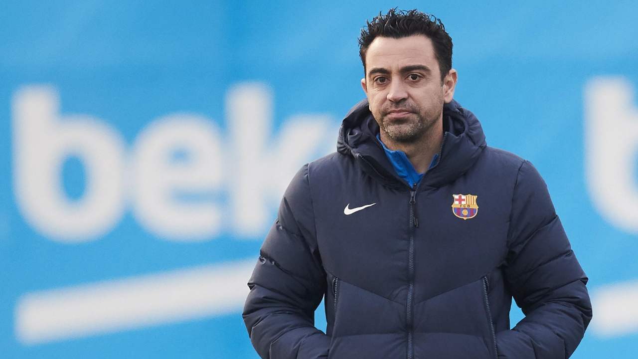 Xavi sorride con le mani in tasca Barcellona