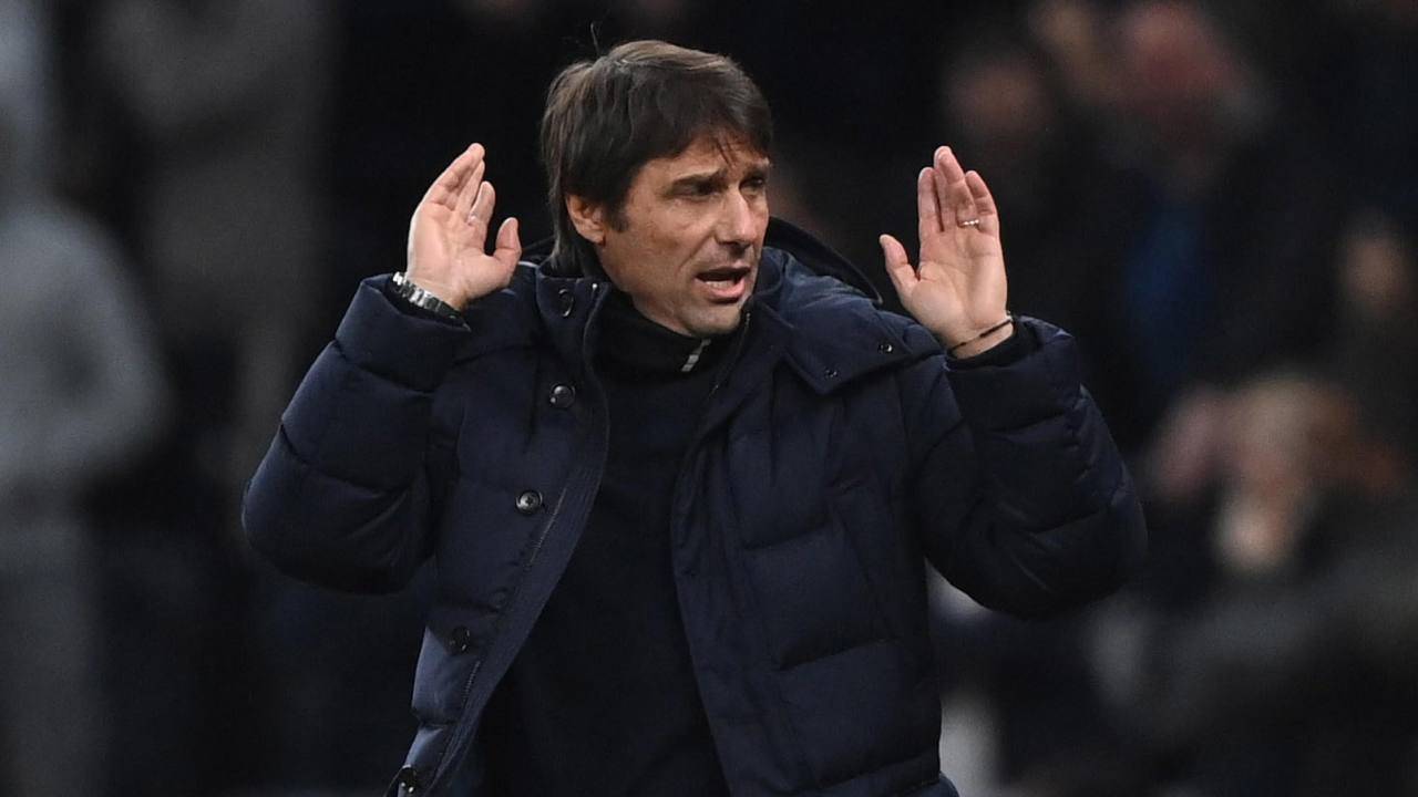 Conte alza le mani Tottenham