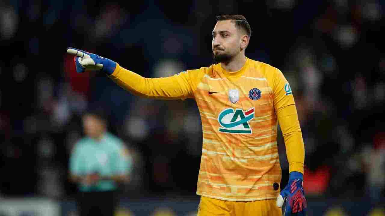 Donnarumma indica davanti a sé PSG