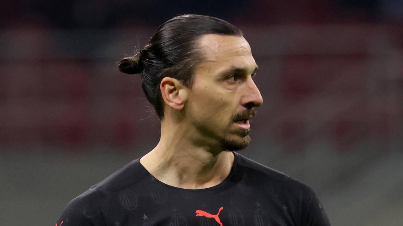 Ibrahimovic guarda di lato Milan