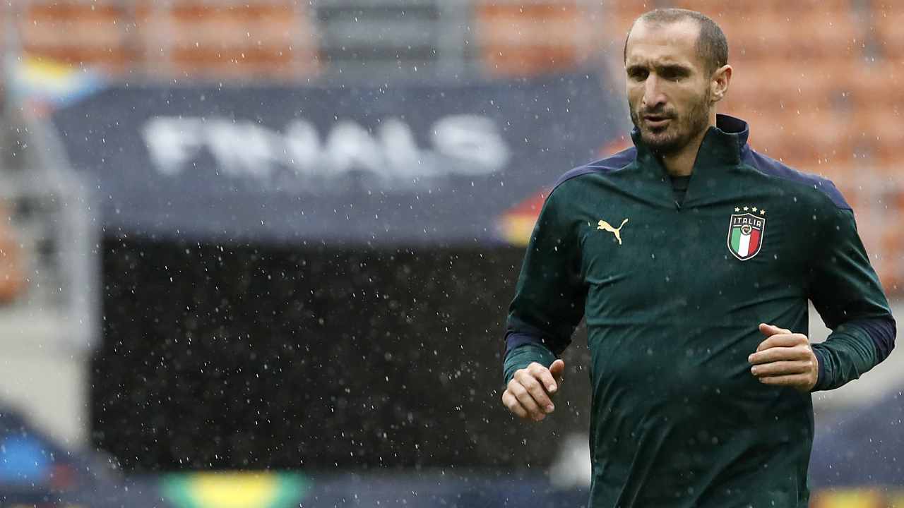 Chiellini corre sotto la pioggia Italia