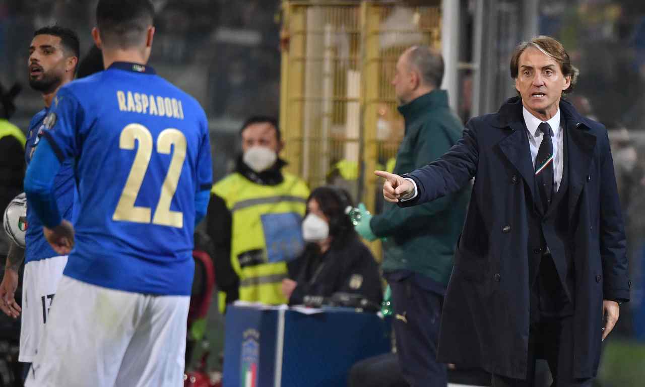 Mancini dà indicazioni a Raspadori 