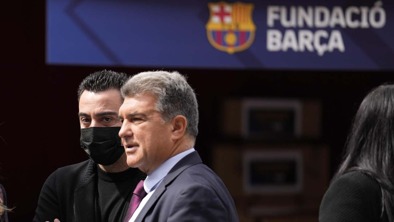 Laporta e Xavi vicini Barcellona