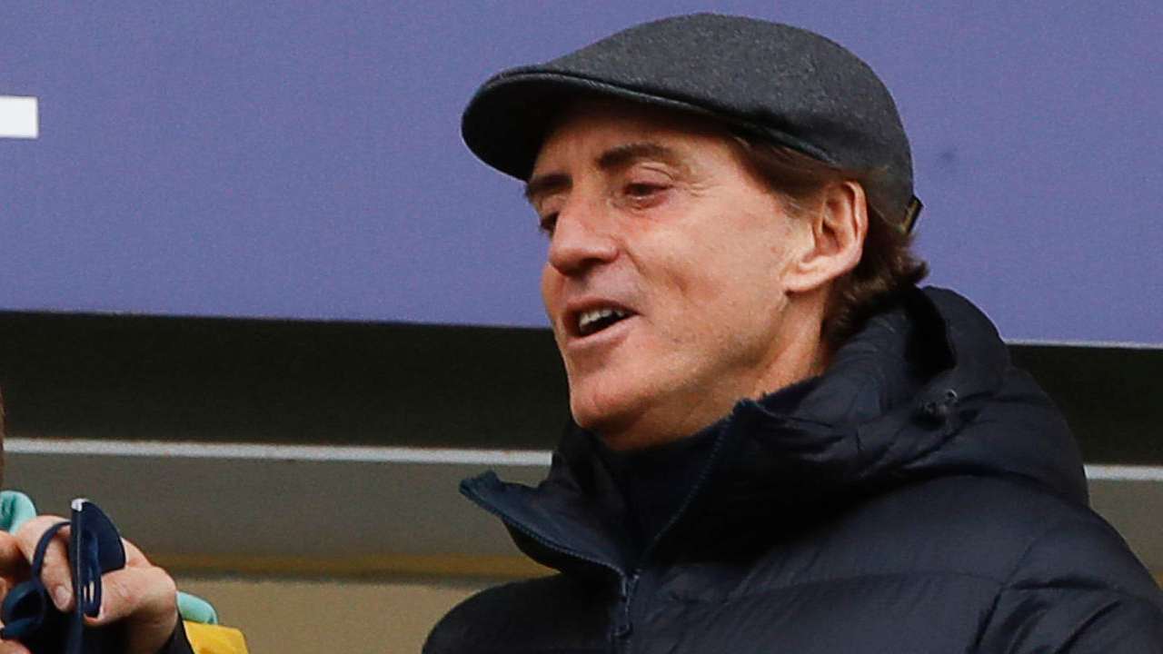 Mancini sorride e indica con la mano Italia