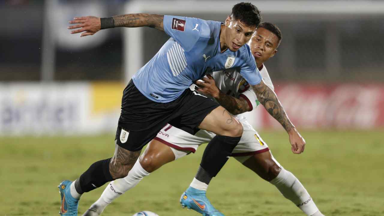 Olivera in azione nelle qualificazioni Mondiali con la maglia dell'Uruguay