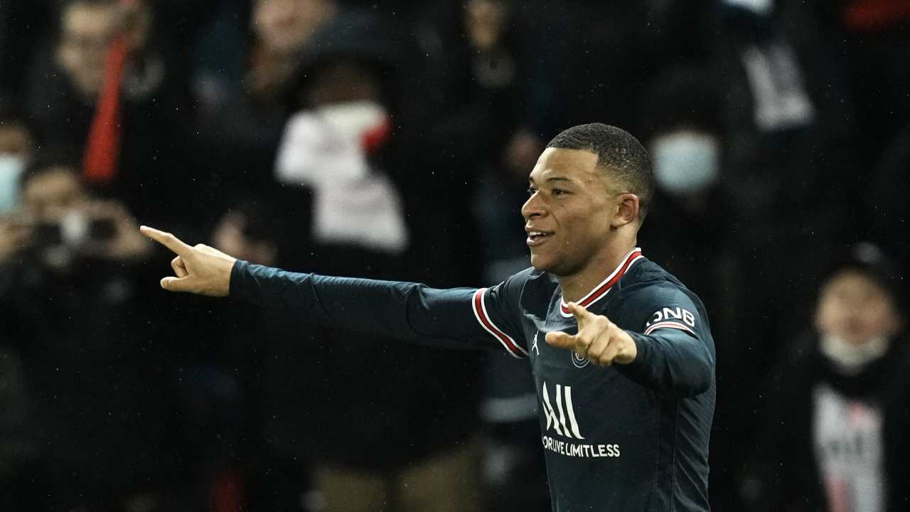 Kylian Mbappé esulta