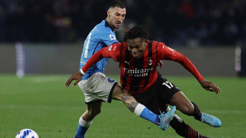 Contrasto di gioco nel match tra Milan e Napoli