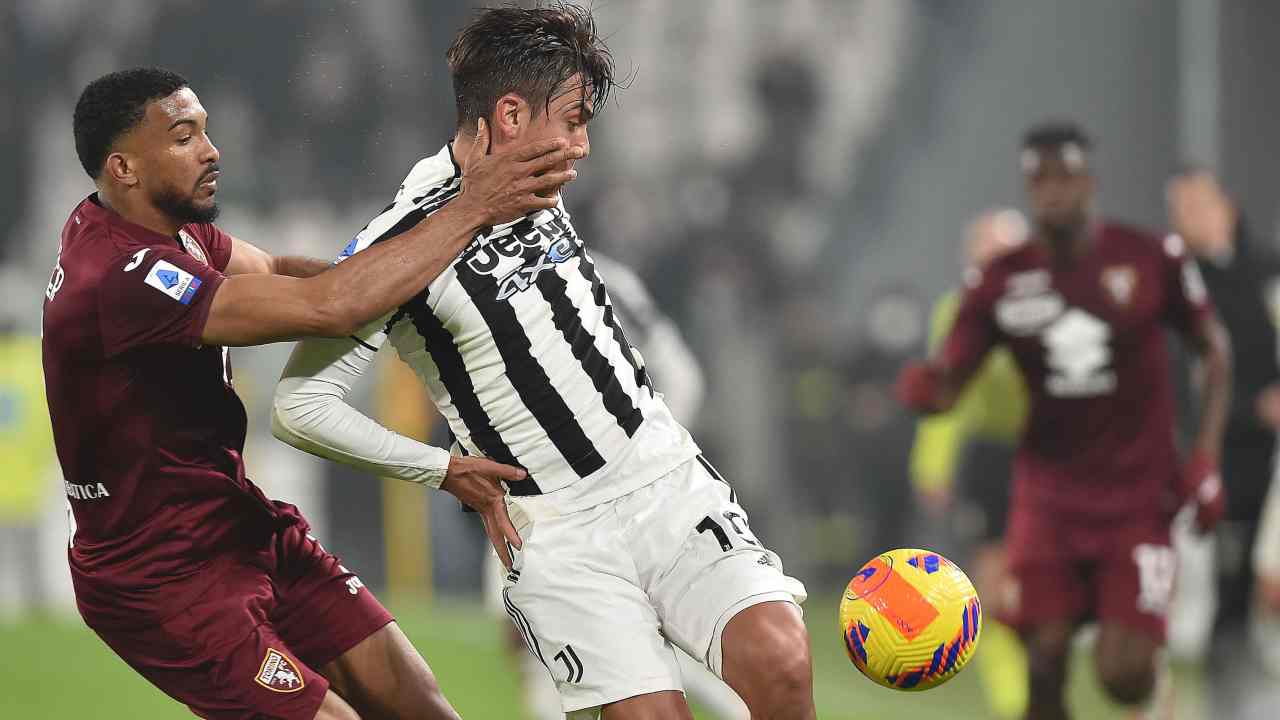 Paulo Dybala difende il pallone