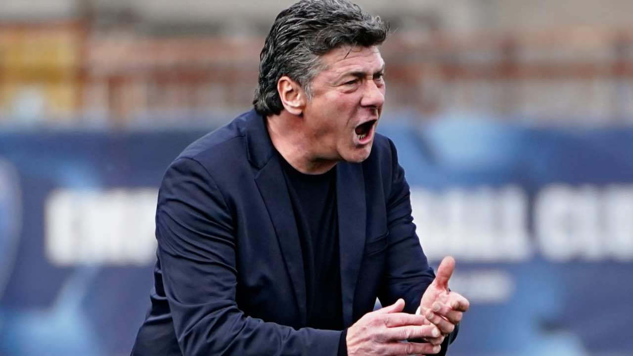 Walter Mazzarri incita i suoi